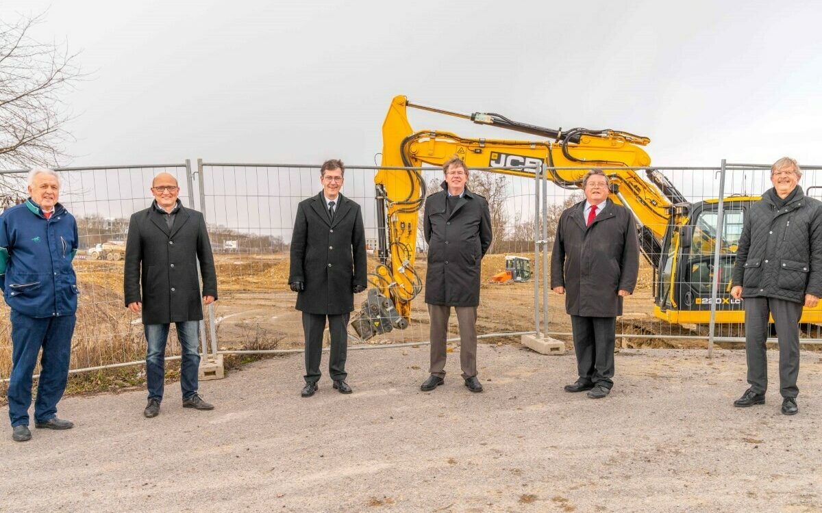 Die Übergabe des Geländes am Hubland V mit Bagger in Hintergrund Die Übergabe des Geländes am Hubland V mit Bagger in Hintergrund